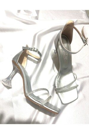 Lady Silver Stoned Sehr stilvolle 8 cm transparente, stumpfe, quadratische Zehensandalen mit Absatz für Hochzeit, Verlobung und Abendkleid - 1