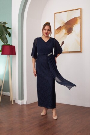 Langes marineblaues Kleid in Übergröße mit Chiffonbesatz und Spitze - 1