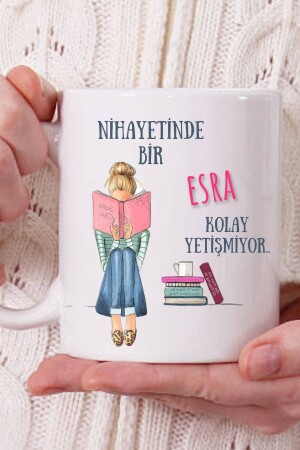 Letztendlich blondes Mädchen mit Buch namens Esra Gift Cup EKUPAM5294 - 1