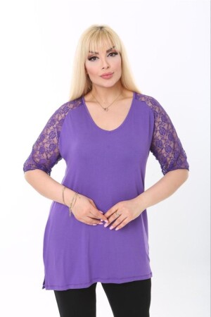 Lilafarbene Bluse mit Spitzendetail und V-Ausschnitt - Hülya Butik