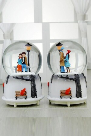 „Love is Beautiful with You Dear Lovers“-Themen-Schneekugel mit Musik und Licht, Geschenk für Liebhaber - 4