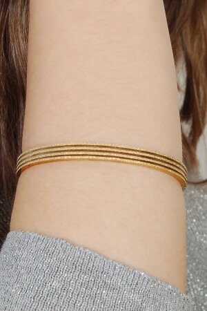 Manschettenarmband aus silbrig geschliffenem Stahl mit drei Streifen in Gold - 2