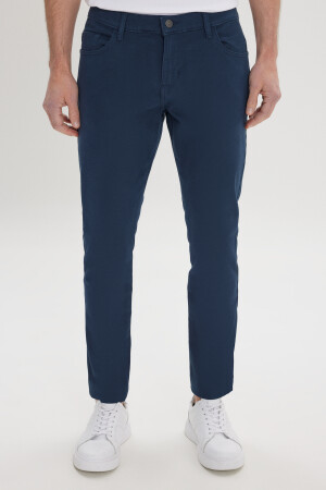 Marineblaue Slim-Fit-Chinohose mit 5 Taschen und flexibler Passform aus Baumwoll-Canvas für Herren ET0130000001 - AC&Co / Altınyıldız Classics