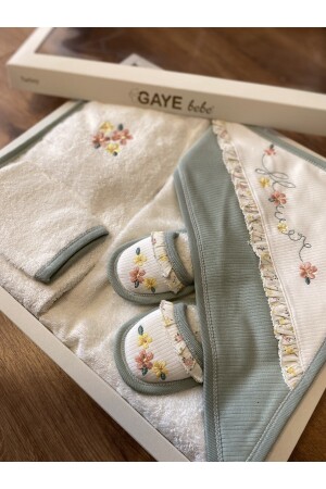 Mit Blumen besticktes Gaye Babyhandtuch-Bademantel-Set, biologisch, antibakteriell – Geschenk zur Geburt 226640 - 6