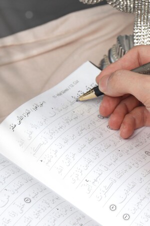 Mittelgroßer, schwarz verputzter Einband des Korans mit Schatten, der mit einem Stift geschrieben werden kann - 6