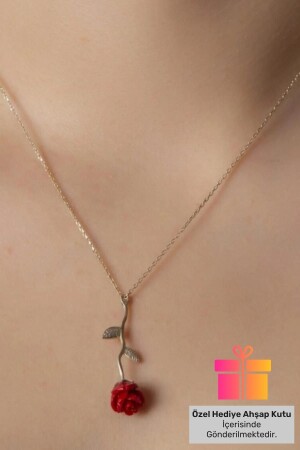 مقعد سلاسل فضية من MNZ مع وردة حمراء في صندوق الهدايا 925 كيراط مقعد وردة ذهبية من LCN-101-131 - Lucente Jewellery