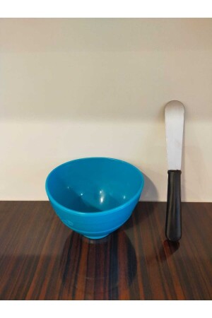 كأس من البلاستيك من MNZ وملعقة من المعدن من الكأس - Anonim