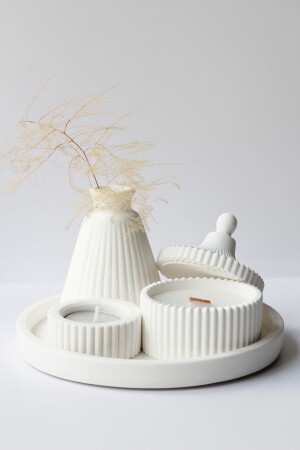 شمعة ذات رائحة خاصة من التصميم من MNZ ومعطف مخروط في اللون الأبيض - A&P