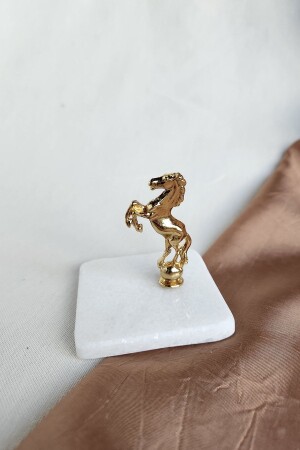 كأس تركي من الرخام من طراز MNZ مع صورت حصان - لون ذهبية LOKUM-AT - ioadesign