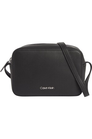 حقيبة كتف أسود للمرأة من MNZ مع شعار العلامة التجارية، شريط كتف قابلة للتعديل، مظهر معقّل وملائم للاستخدام اليومي - Calvin Klein