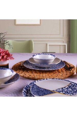 ملابس من الألوان الزرقاء من نوع 