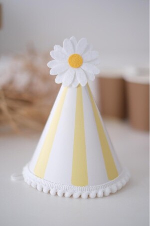 قبعة ورقية ذات موضوع 