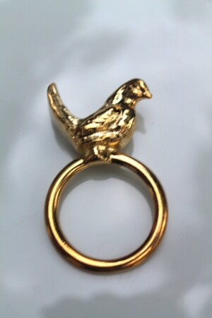 Moderner Serviettenring aus Metall mit 6 goldenen Vogelfiguren - Serviettenring Vogel6 - 9