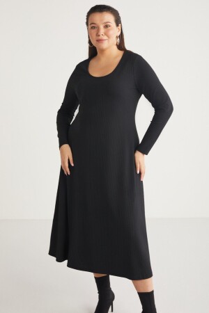 NINABB Damen-Kleid aus Cord in Midi-Länge mit tiefem Rundhalsausschnitt in Schwarz in Übergröße - 1