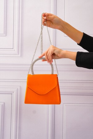 Orangefarbene Damen-Schultertasche aus Satin mit Steindetails und Abendkleid - 1