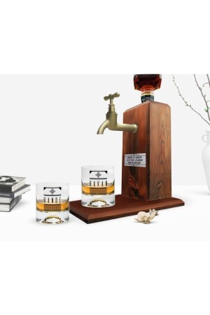 Personalisiertes Doppel-Whiskyglas mit farbig aufgedruckten Namen und Whiskyständer aus Holz als Geschenkset – 21 Bitmeden71377 - 1