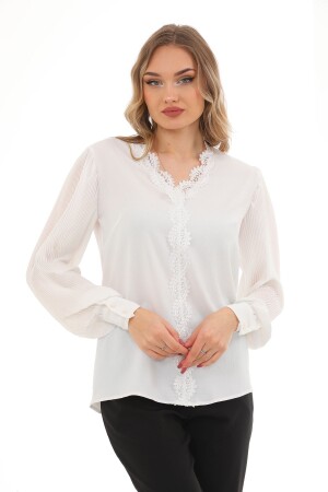 Plus-Size-Bluse aus Crêpe mit Falten und Spitzendetails - 1