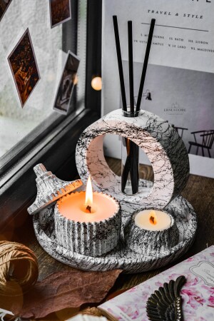 Raumduftset im Marmormuster-Design mit duftender Sojakerze, Vase, Teelicht, Tablett und schwarzem Bambusstab - 2