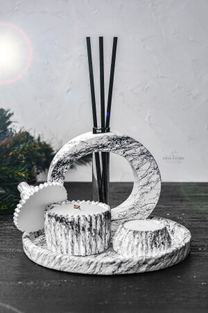 Raumduftset im Marmormuster-Design mit duftender Sojakerze, Vase, Teelicht, Tablett und schwarzem Bambusstab - 3