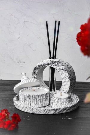 Raumduftset im Marmormuster-Design mit duftender Sojakerze, Vase, Teelicht, Tablett und schwarzem Bambusstab - 4
