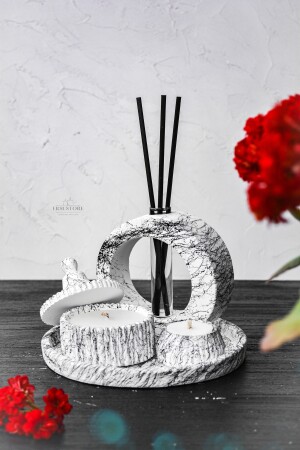 Raumduftset im Marmormuster-Design mit duftender Sojakerze, Vase, Teelicht, Tablett und schwarzem Bambusstab - 5