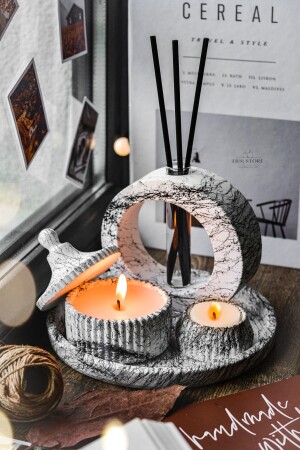 Raumduftset im Marmormuster-Design mit duftender Sojakerze, Vase, Teelicht, Tablett und schwarzem Bambusstab - 7