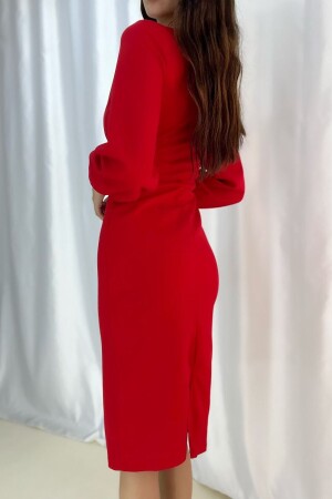 Rotes langärmliges Kleid aus Kreppstoff mit zweireihigem Ausschnitt - 2