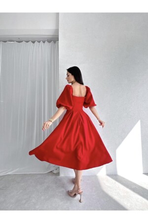 Rotes, plissiertes Midikleid mit quadratischem Ausschnitt - 3