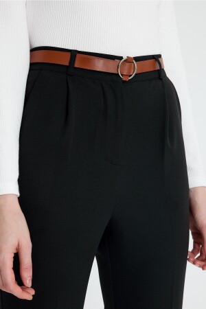 Saisonale Stoffhose für Damen mit schmalem Bein und Faltengürtel in Schwarz - 3