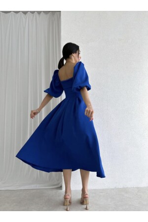 Saks Blaues, plissiertes Midikleid mit quadratischem Ausschnitt - 4