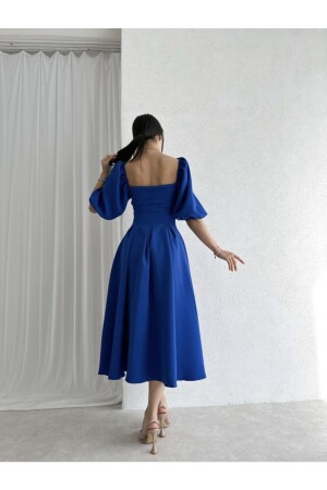 Saks Blaues, plissiertes Midikleid mit quadratischem Ausschnitt - 5