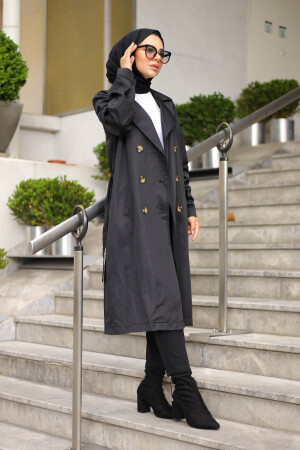 Schwarzer Hijab-Trenchcoat mit zweireihigem Kragen und Knöpfen IMJ000442 - 3