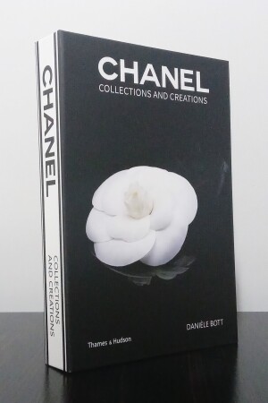 Set mit 2 dekorativen Bücherboxen im Chanel Black Rose- und Dior White Rose-Thema - 4