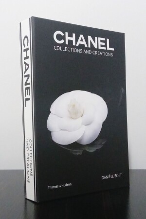 Set mit 2 dekorativen Bücherboxen im Chanel Black Rose- und Dior White Rose-Thema - 3