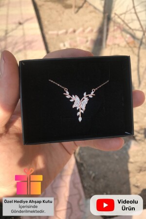 Silberne Halskette „Schmetterling auf dem Ast“ mit weißem Stein in Geschenkbox. Halskette aus 925er-Sterlingsilber mit vergoldeter Silberkette, Schmetterlingskette für Damen - 1