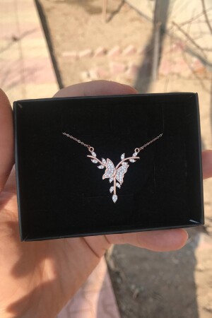 Silberne Halskette „Schmetterling auf dem Ast“ mit weißem Stein in Geschenkbox. Halskette aus 925er-Sterlingsilber mit vergoldeter Silberkette, Schmetterlingskette für Damen - 5
