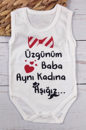 Spezielles Design „Sorry Dad We Are In Love With The Same Woman“ mit der Aufschrift „Sorry Dad We Are In Love With The Same Woman“ für Baby-Body mit Bio-Druck und Snap-Body - 1