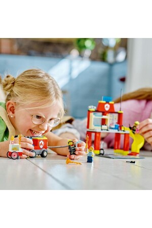 ® Stadtfeuerwache und Feuerwehrauto 60375 – Bauset für Kinder ab 4 Jahren (153 Teile) Lego 60375 - 3