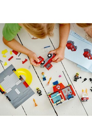 ® Stadtfeuerwache und Feuerwehrauto 60375 – Bauset für Kinder ab 4 Jahren (153 Teile) Lego 60375 - 4
