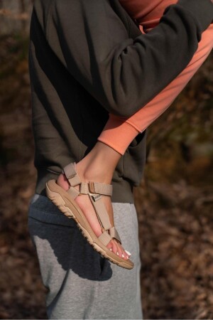 Step Koyu Bej Cırtlı Düz Taban Kadın Sandalet - 2