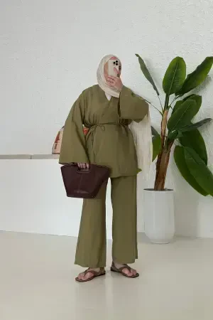 Tencel-Kimonoanzug mit zweireihigem Verschluss, Ölgrün - Nuuwears