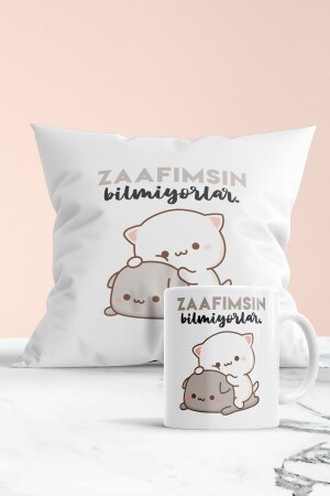 „They Don't Know You Are My Weakness“-Set aus bedrucktem Geschenkkissen und Becher KBYK-2118 - 1