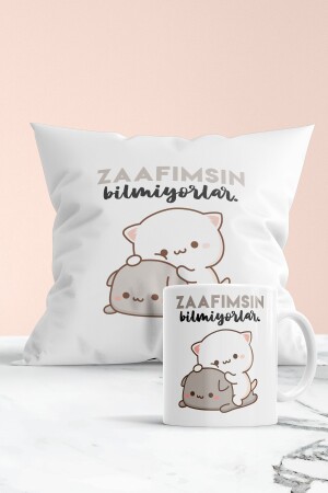 „They Don't Know You Are My Weakness“-Set aus bedrucktem Geschenkkissen und Becher KBYK-2118 - 2