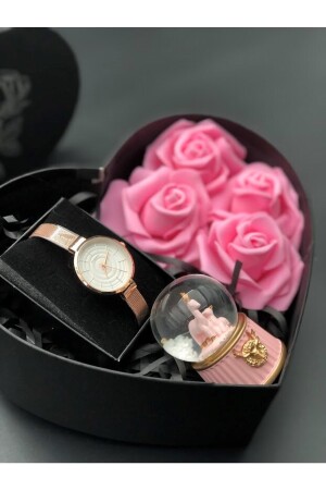 Uhr und Schneekugel in einer mit Blumen verzierten Herzbox. Das ganz besondere Geschenk für Verliebte, Mütter, Ehefrauen, Geburtstage. PRA-8433206-8483 - 3