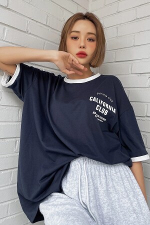 Unisex-T-Shirt in Marineblau mit Kragen und Ärmeln und detailliertem Aufdruck „California Club“ in Übergröße - 1