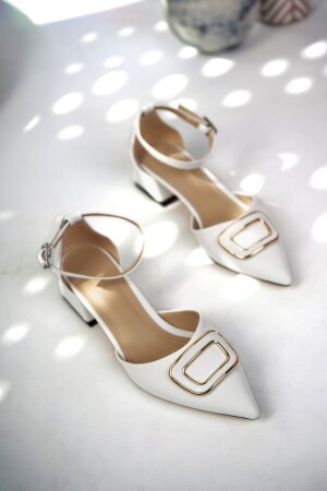 Weiße Satin-Schnalle für Damen mit kurzem Absatz und stilvoller spitzer Zehenpartie - Bakacstore