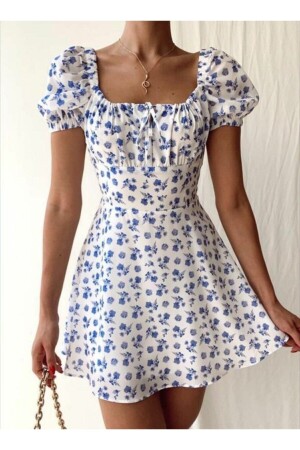 Yakası Bağlamalı Mavi Çiçekli Beyaz Elbise - 2